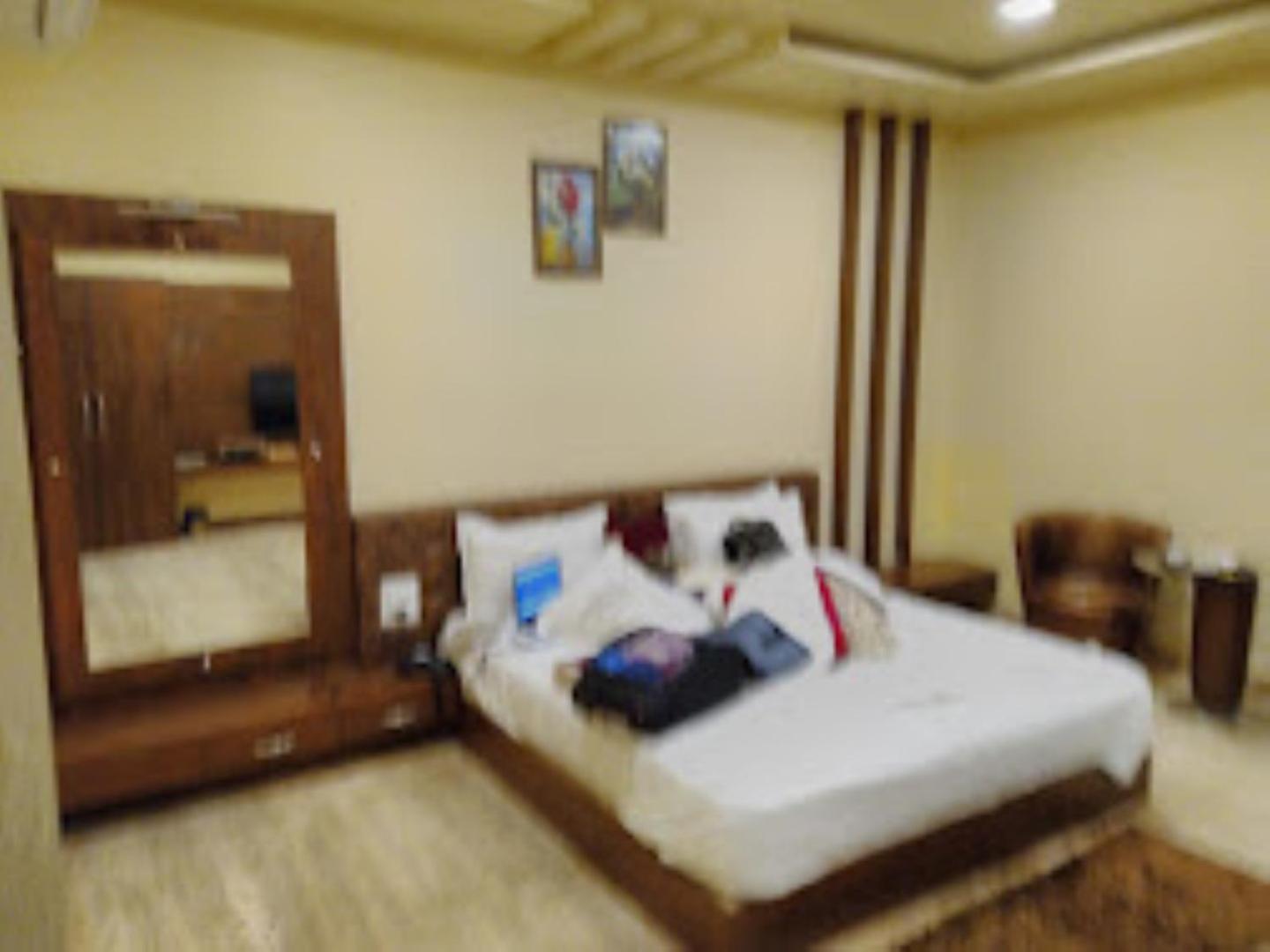 Hotel Saroj Sāgar Eksteriør billede