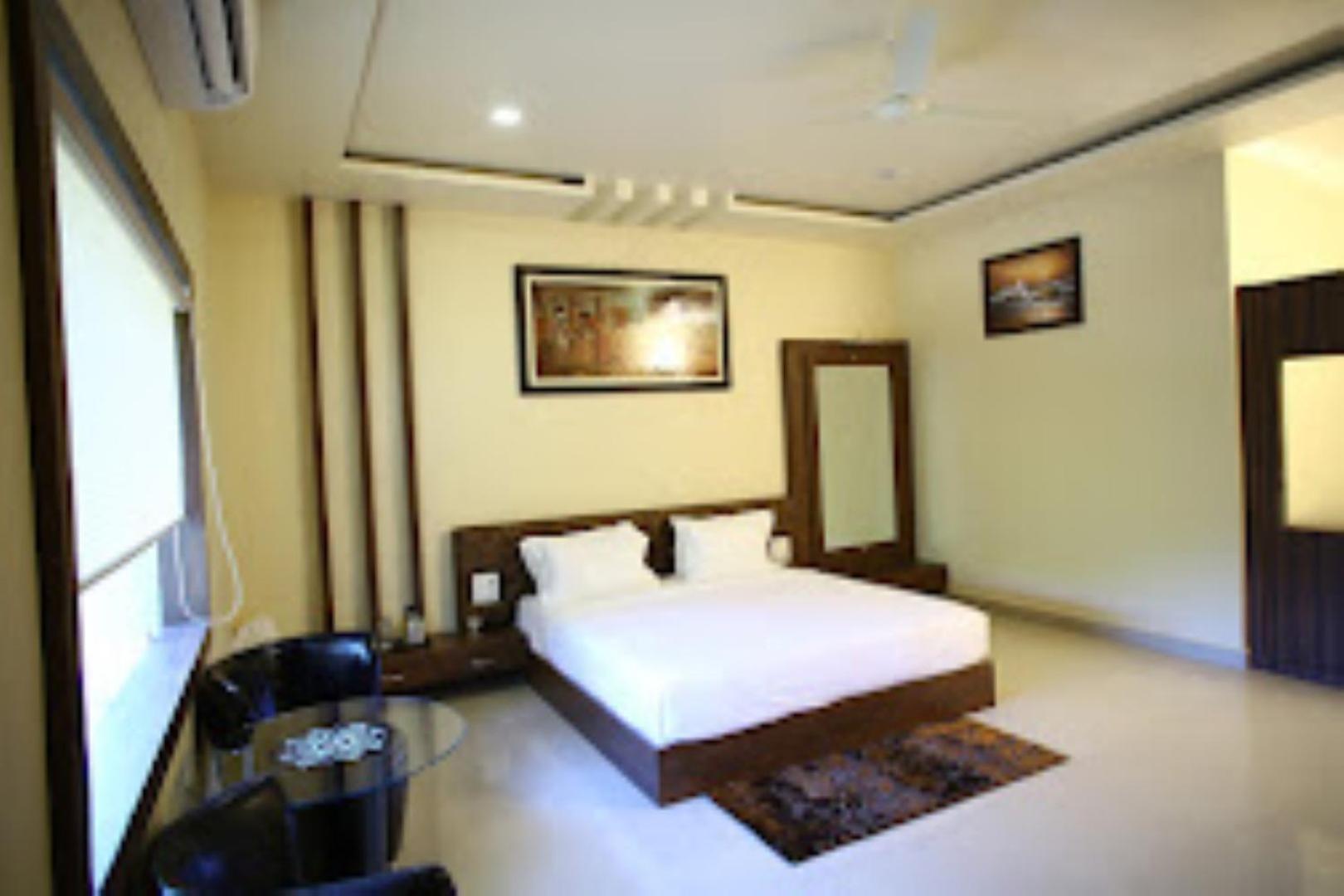 Hotel Saroj Sāgar Eksteriør billede