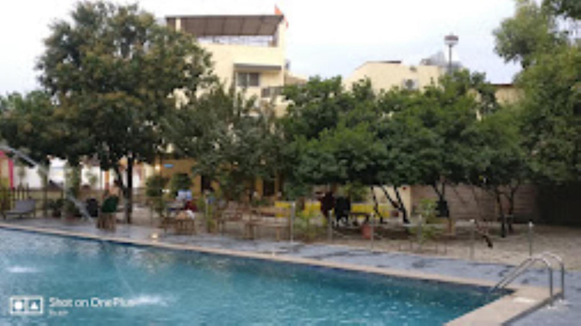 Hotel Saroj Sāgar Eksteriør billede