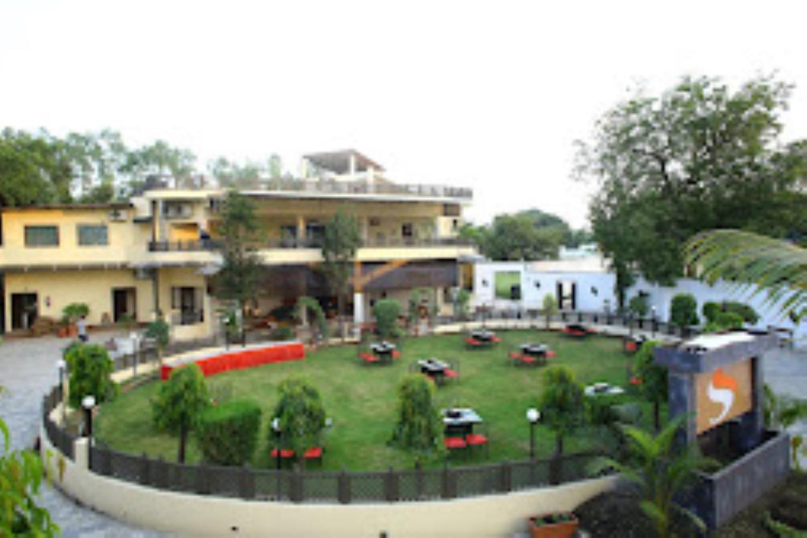 Hotel Saroj Sāgar Eksteriør billede