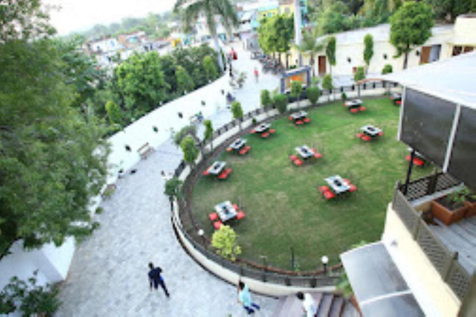 Hotel Saroj Sāgar Eksteriør billede