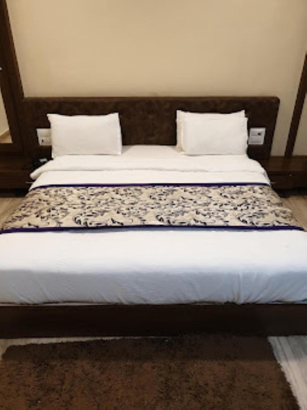 Hotel Saroj Sāgar Eksteriør billede